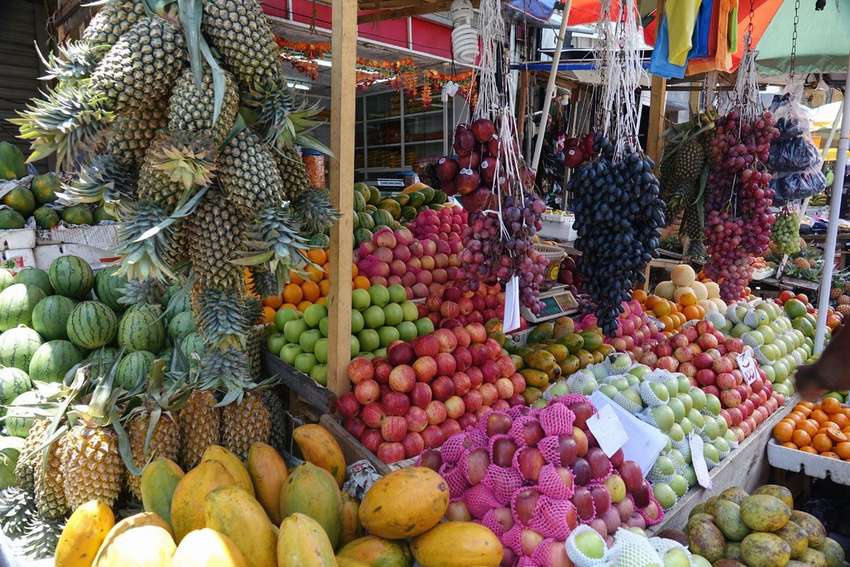 Onderweg zul je veel kleurrijke marktkraampjes tegen komen <br>